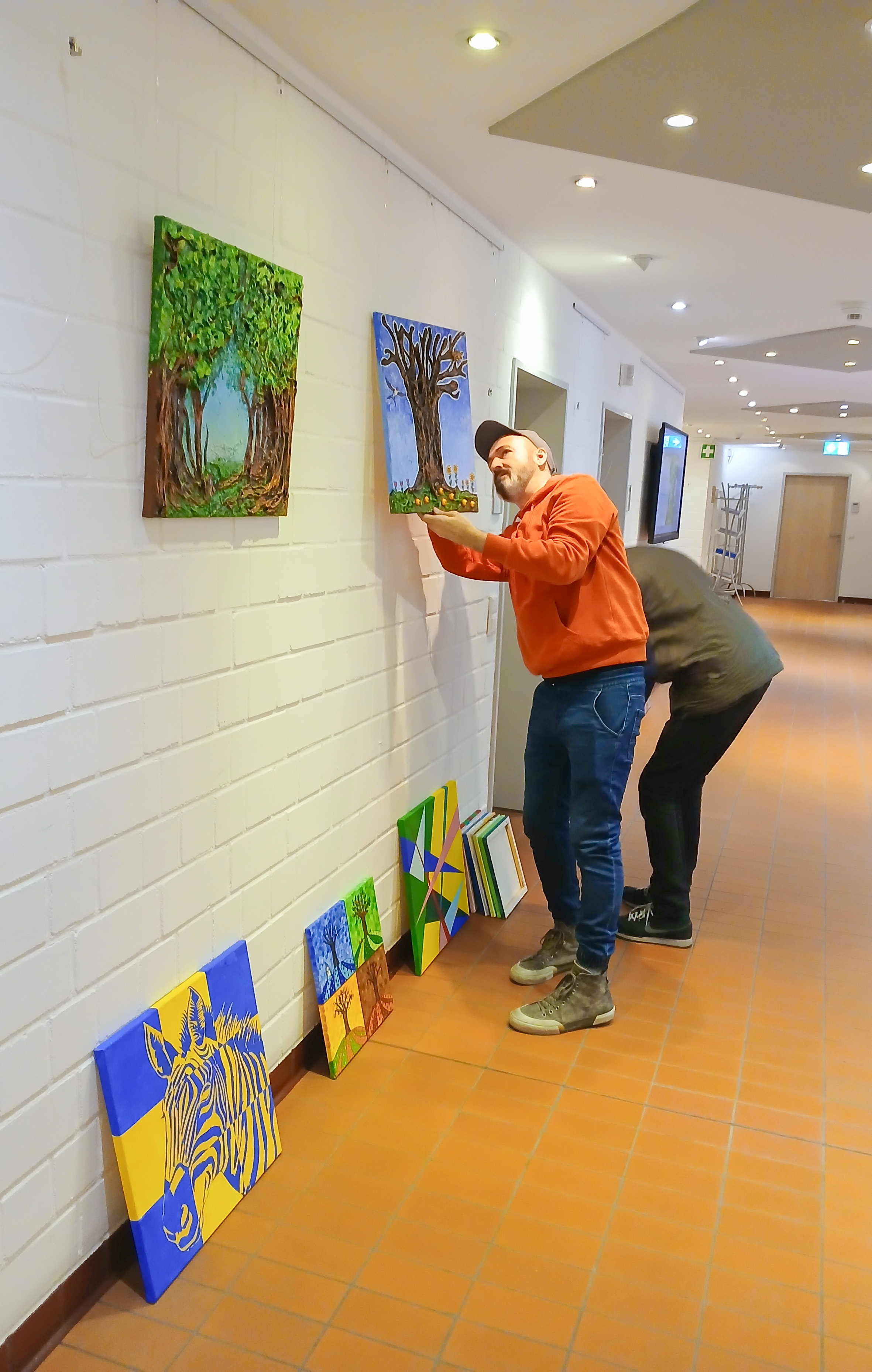 Fachbereich Kunst und Kultur beim Aufhängen der Bilder im Landesverband