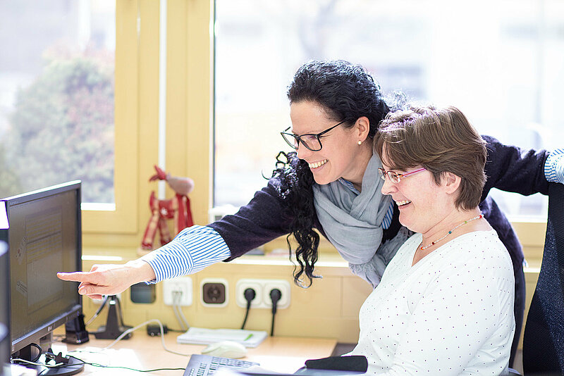 Zwei Frauen arbeiten am Computer