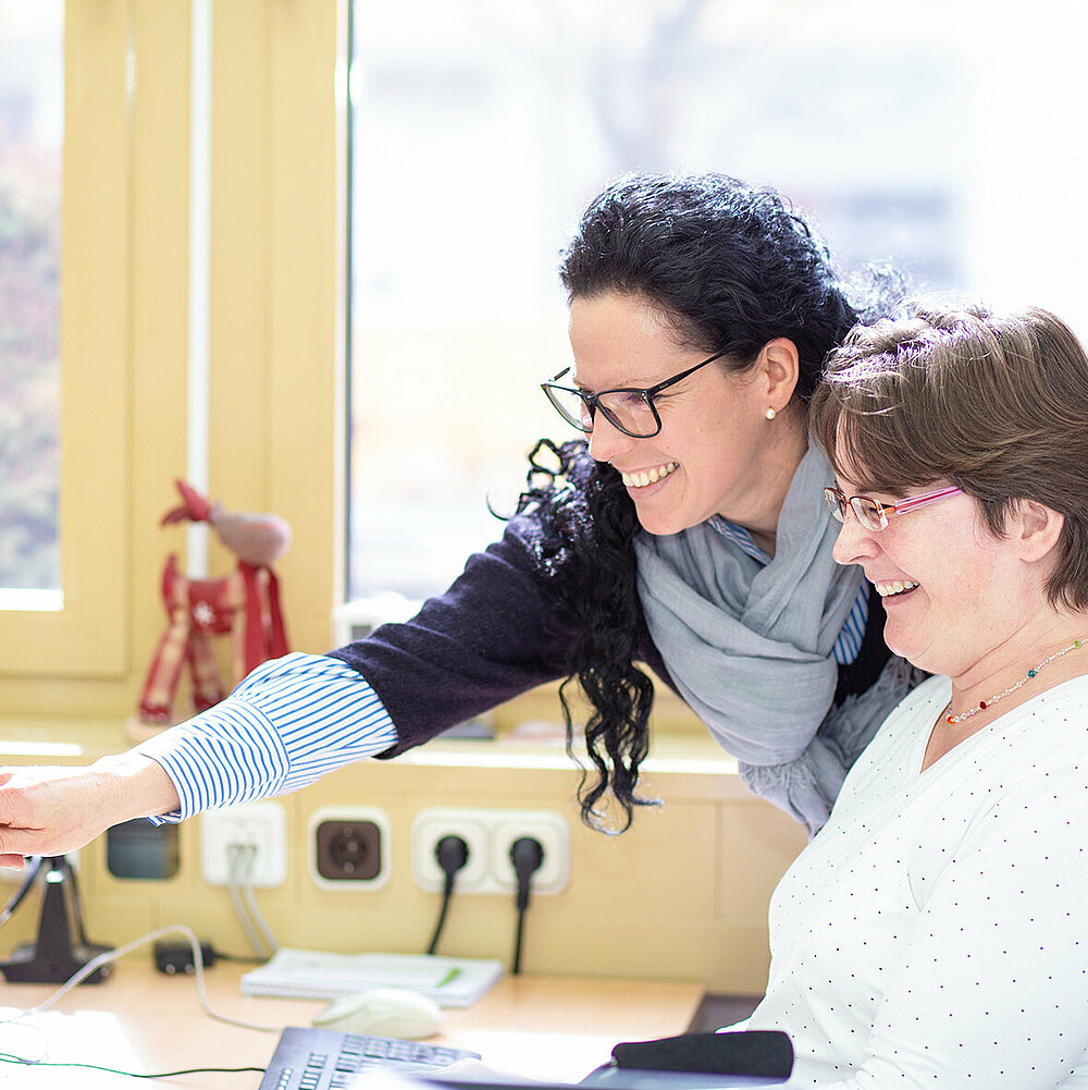 Zwei Frauen arbeiten am Computer