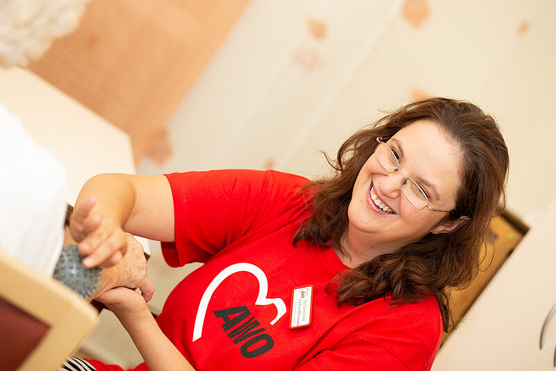 Frau massiert Patienten mit einem Massageball